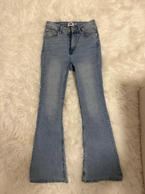Blåa jeans - Ett par blåa bootcut jeans! Står att det är en annan modell men sitter exakt likadant som bootcut. Från lager 157! Helt nya köpt för 1 dag sen och märkte att dom inte passade mig i storleken