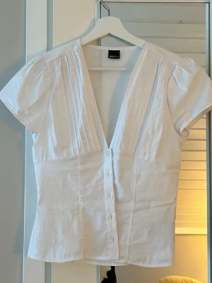 Vit topp - Så fin! Endast testad, storlek M men passar mig som brukar ha S