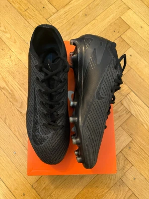 Nike mercurial vapor 16 elite fotbollsskor 45 - Nike mercurial vapor 16 elite str 45. Otroligt välskötta och sparsamt använda. Kan tänka mig att byta dom mot något 44,5 eller självklart sälja dom. 