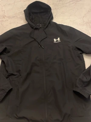 Under armour vindjacka  - Svart under armour vindjacka i storlek M