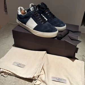 Valentino flycrews - Säljer dessa valentino flycrews i storlek 41,5 sitter som 42-43. Skorna är i extremt bra skick 9,8/10. Allt og finns, box, dustbags, valentino kort och extra skosnören. De är självklart äkta. Kom pm för fler frågor eller bilder👌🥂🥂