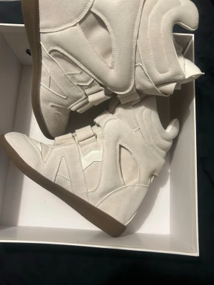 ❣️ Isabel Marant Beige Vit NYA 41 EU, 40 -  skor i storlek 41, helt nya !! ~ ;D Skriv om ni är mellan 39-41 tror nog de passar ❣️ Buda, först till kvarn förstås!! Jag svarar snabbt., kan skicka nästa dag 😆 10/10 kondition!! PRISET ÄR ABSOLUT OCH JAG GÅR INTE NER MER, DEN SOM FÅR FÅR DEN 😆