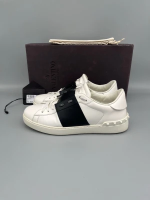 Valentino Open Skor Svart - • The shoes have been gently used and are in very good condition  • Size: 42 (fits 42.5–43)  • Color: Black  • Retail price: 7280 SEK / 590€  • Box, dustbag, valentino card & price tag included