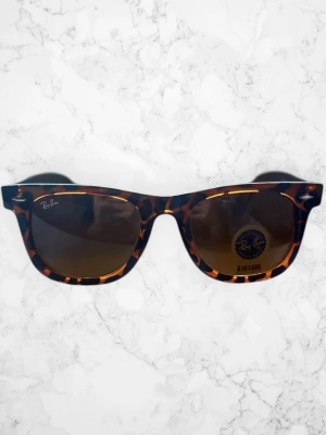 Ray-Ban Wayfarer - Classic and timeless Ray-Ban Wayfarer sunglasses in a stylish tortoiseshell frame with brown gradient lenses. A must-have accessory that never goes out of style – perfect for everyday wear or elevating any outfit.  ✨ Details:  * Model: RB 2140-F (Original Wayfarer) * Size: 50-22 147 (lens width – bridge – temple length) * Color: Tortoiseshell frame with brown lenses * Made in Italy 🇮🇹 * Unisex design * High-quality, durable acetate frame  💯 Condition: Very good condition – minimal signs of wear. 