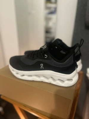 Loewe x On Cloudtilt 2.0 - Endast använd en gång, storlek 42 passar 43. Pris kan diskuteras 