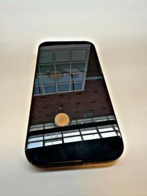 Svart iPhone med dubbla kameror/ifhone 15  - Säljer en svart iPhone med stilren design och rundade hörn. Baksidan är matt och har Apple-loggan i mitten samt två kameror i hörnet för grymma bilder. Tillverkad i glas och metall, perfekt för dig som gillar snygg och modern teknik.