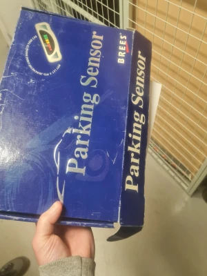 Parkeringssensor-kit från Brees - Säljer ett komplett parkeringssensor-kit från Brees. Innehåller sensorer, kablar, kontrollenhet och display, allt i originalförpackning. Perfekt för dig som vill uppgradera bilen med extra säkerhet vid parkering. Manual på engelska medföljer.