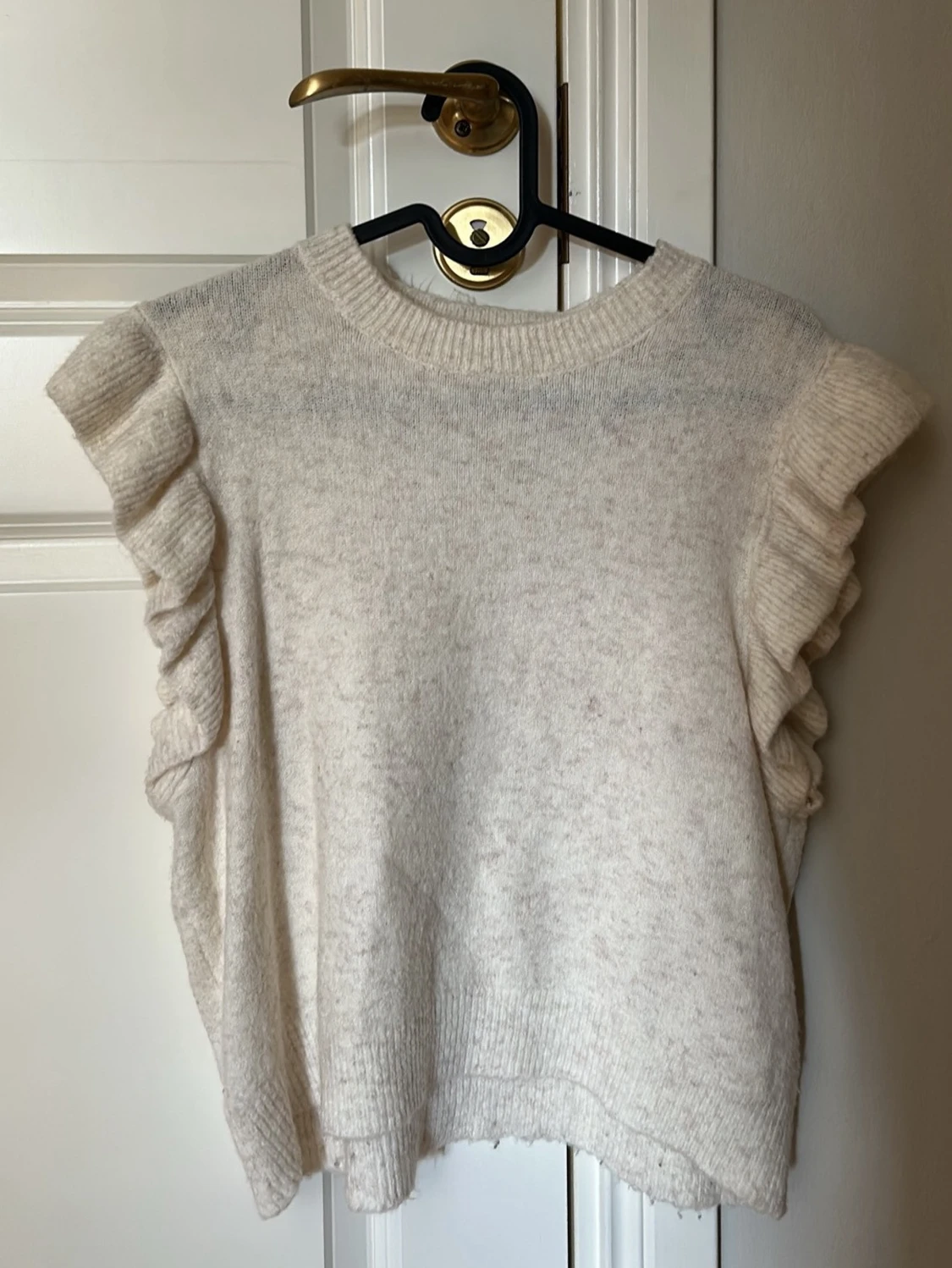 Stickad topp med volangärm