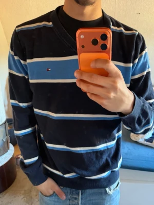 Tommy hilfiger V neck  - En tunnare vintage  Hilfiger tröja, perfekt för sommaren. 