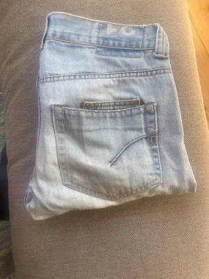 Dondup jeans  - Säljer nu mina dondup jeans i storlek 30/32. Skicket är gott förutom att de har behövts sys under gylfen, men inget som synd vid användning och utöver de är de perfekta. Pris kan diskuteras, hör av dig minsta fundering!
