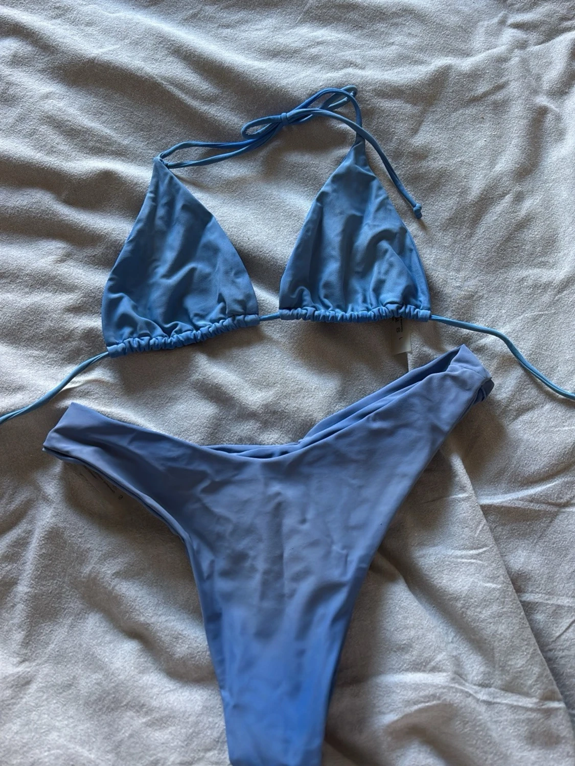 Blå trekantsbikini med knyt