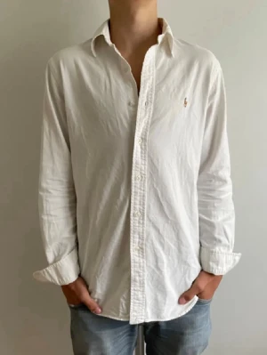 Vit Ralph Lauren skjorta - Vit Ralph Lauren skjorta i nytt skick✅ skjortan är i storlek M slim fit och har inga tecken på användning👍💯 perfekt inför sommaren och våren☀️🤩 nypris:1599kr mot mitt pris 549kr😃🤝 om du har några funderingar så är det bara att skriva och priset kan självklart diskuteras vid snabb och smidig affär💯🤩