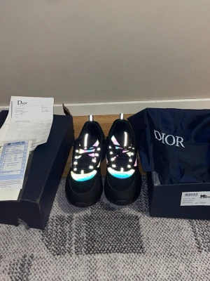 Dior b22 - Dior b22 svarta regnbågsreflektiv inte använda någon gång helt sprillans nya