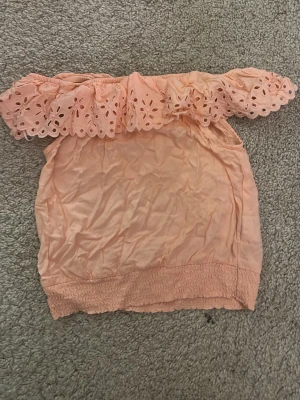 topp - säljer denna super söta coral färgade toppen💕