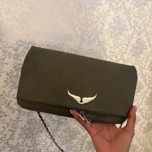 Zadig & Voltaire savage rock bag - Säljer min älskade Zadig väska i en underbar och stilren khaki grön färg som gått ur sortimentet. Väskan är använd och lite missfärgad i bak samt övre hörnen (se bilder) 💚💚