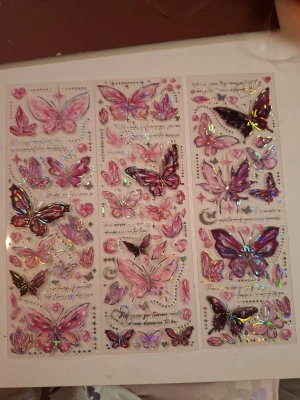 Fjärilsklistermärken - Du kan använda dessa för att göra anteckningar, dekorera olika lådor och skapa telefonfodral. Se bilderna för exempel. Skicka ett privat meddelande så skickar jag handledningen till dig.