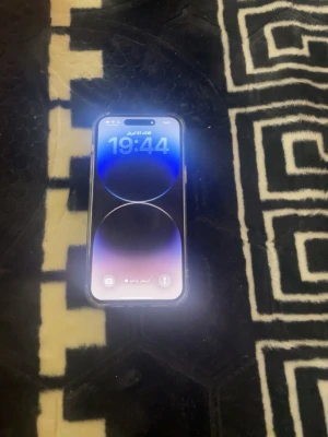 Apple iPhone 14 Pro Max guld  - Snygg iPhone 14 Pro i silver med elegant glasbaksida och metallram. Mobilen har en stor skärm med Dynamic Island och tre kraftfulla kameror på baksidan. Perfekt för dig som vill ha en modern och stilren smartphone med avancerade funktioner. Pris kan också diskuteras om det är för mycket. Batteri kapacitet är 86%