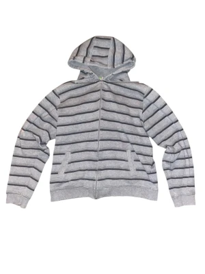 Vintage Y2K Hoodie  - En Second hand/ Vintage Hoodie, den är i bra skick (7/10) förutom att den har en liten fläck på armen. Den är perfekt för när det är lite blåsigt ute då den håller en väldigt varm.   Passar L-XL