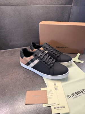 Burberry skor - Säljer nu mina asfeta Burrberry skor som är sprillans nya. Storlek 43. Helt oanvända. Hör av dig vid minsta lilla fundering. 