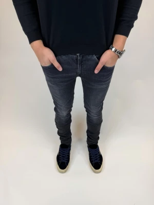 Dondup Jeans George  - Dondup Jeans George! Trendigaste jeansen på marknaden.  Ny pris= 4000 kr Säljs för= 999 kr (Modellen har original slitningar från fabrik vilket är väldigt eftertraktat och populärt)