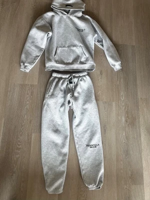 Grå Essentials mjukisbyxor - Grå Essentials tracksuit använd ett par gånger men är i ett väldigt bra skicka. Inga hål eller fläckar. Storlek S
