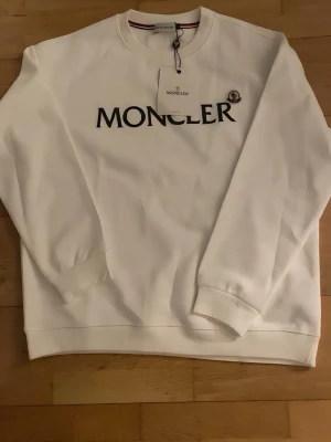 Vit Moncler Tröja Size L - 🔥✨ Vit Moncler Sweatshirt ✨🔥 📏 Storlek: (L) 💯 Skick: Ny med tags 🧸 Mjukt & riktigt bekvämt material ❄️ Stilren design med tydlig Moncler-logga 👟 Perfekt för både vardag och chill outfits 💼 Enkel att matcha – clean & lyxig look ⚡️ Ger en exklusiv vibe direkt  💸 Pris: (599kr) 📩 DM vid intresse eller frågor  🚨 Först till kvarn gäller! 🚨