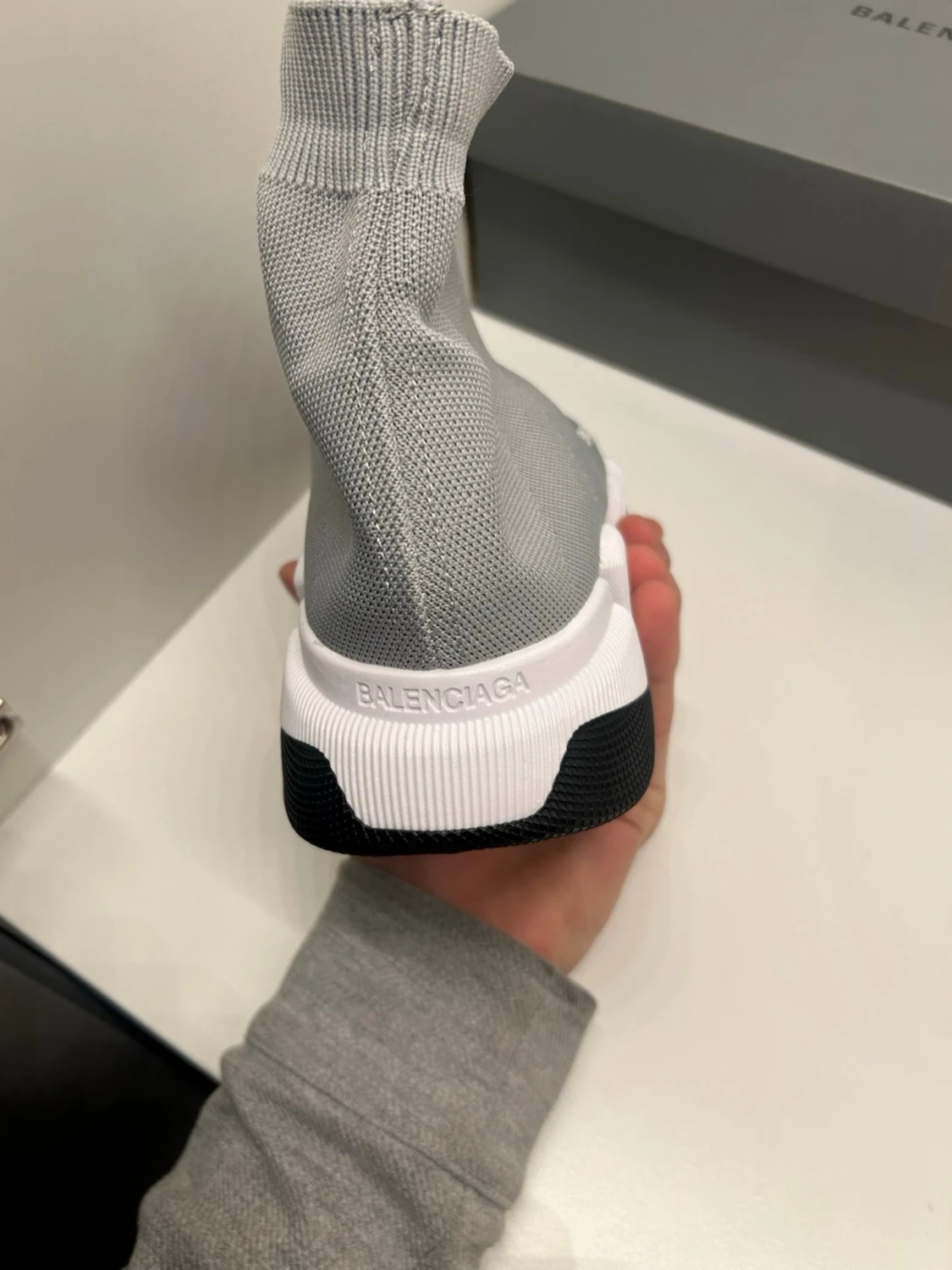 Grå vita b skor - 2