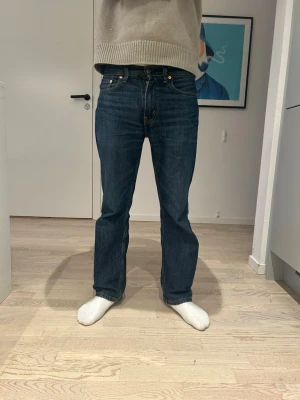 Levi's 555 - Säljer ett par schyssta Levi’s 555 i mörkblå färg. Jeansen är sparsamt använda, skicket är mycket bra. Pris kan diskuteras!