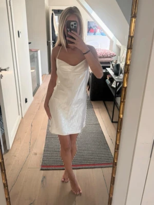 Satinklänning  - Fin satinklänning!! Perfekt nu till examensfirande och sommarkvällar. Aldrig använd. Strl xs💕💕