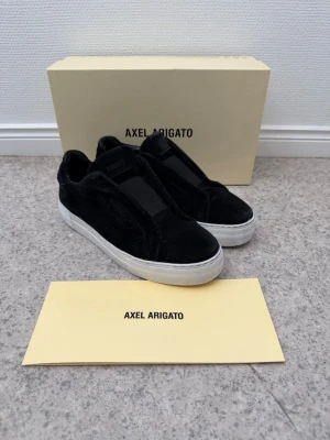 Axel Arigato - Säljer ett par svarta Clean 360 laceless | storlek 41 passar 42 också | bra skick finns lite tecken på användning | pris går att diskutera vid snabb och enkel affär | bara skor medföljer vid köp | obs sulkräm har använts 
