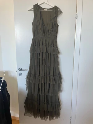 Balklänning  - Super söt grön volang klänning från lace & beads 