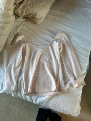Ljusrosa trekvartsärmad topp Nelly - Säljer en ljusrosa långärmad topp med bred, djup urringning. Toppen är i ett mjukt och stretchigt material som känns skönt mot huden. Perfekt att styla med jeans eller kjol för en enkel och snygg look. Endast använd en gång💗