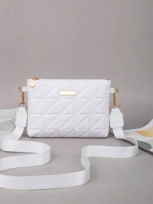 Vit quiltad handväska med axelrem - Snygg vit handväska i quiltat mönster med justerbar axelrem och guldfärgade detaljer. Väskan har dragkedja upptill och en stilren, rektangulär form. Perfekt för att bära dina viktigaste saker. Materialet är konstläder.