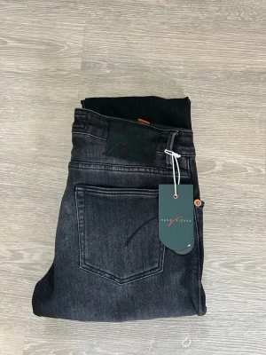 Handpicked Orvieto - Handpicked Orvieto | Storlek: 33 | Färg: Svart | Modell: Orvieto (slim) | Skick: Nya med tags | Modellen är 184cm 74kg | Nypris: 300€