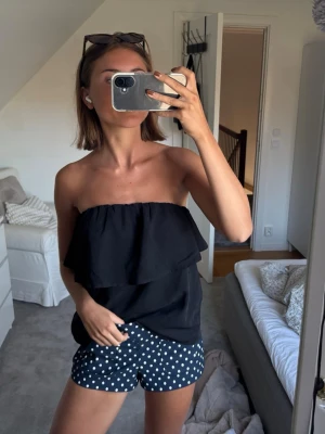 Svart bandeu top - Svart överlappande bandeu top! Storlek S 🫶🏻🫶🏻🫶🏻