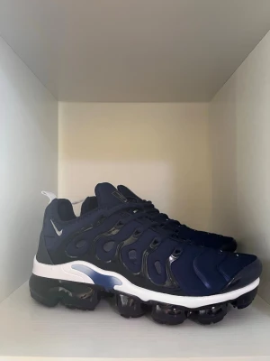 Vapormax plus  - Vapormax plus Färg: Navy blue ✅ I Storlek 43 ✅ Helt nya skor oanvänd ✅ Inga defekter på Skorna ✅ Nike Boxen inkluderas ✅