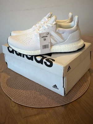 Adidas Ultraboost 1.0 - Adidas Ultraboost 1.0, Skick: 10/10 – helt oanvända, kommer med originalbox. Vid frågor eller intresse, skicka gärna ett DM.