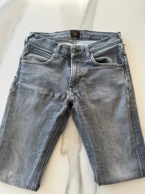 Grå Lee jeans - Grå Lee jeans i storlek 29. Kom vid funderingar!