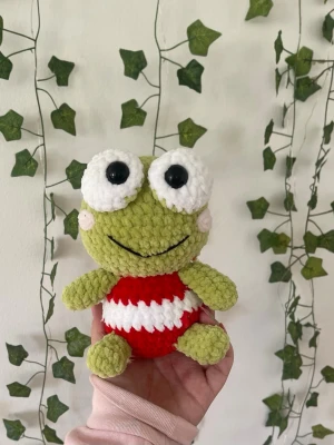 Virkad Keroppi  - Handvirkat i mjukt polyester garn! Perfekt som gosedjur eller present!