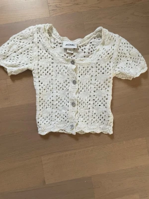 Söt kofta från Monki - Fin vit kort kofta från Monki i stl XS🩷