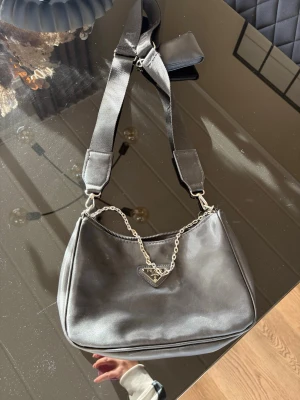 Svart axelväska  - Snygg svart axelväska ✨💕