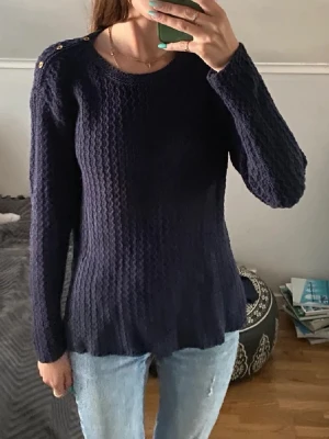 ZARA marinblå stickad tröja strl xs/s - Säljer denna fina stickade tröja med guldiga knappdetaljer🌸 Den är köpt på Zara barn och står strl 164 i den men passar mig som brukar ha S/xs i vanliga fall. En mindre defekt (se bild 3) men inget man tänker på🥰