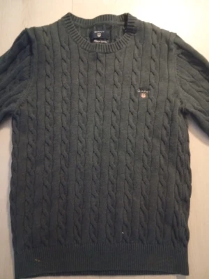 Gant cable knit - Hej säljer en mörk blå Gant cable knit i storlek S. Pris går att diskutera.