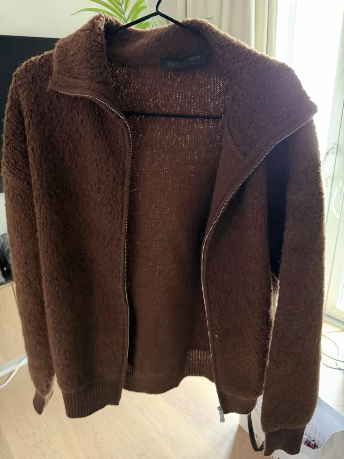 Brun fluffig ziptröja från Zara - 1