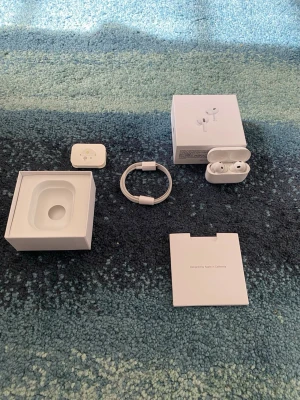 AirPods Pro 2  - ✨AirPods Pro 2 i bra skick, använda sparsamt under tiden jag har haft dem, brusreduceringen är det enda som inte funkar exakt lika bra som när dem va nya därav priset. Annars är dem perfekta! Allt original ingår. Skriv om du har frågor✨