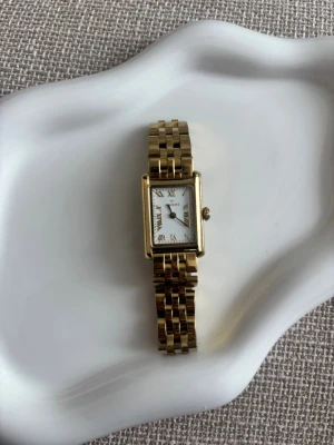 Mockberg klocka - Jättefin klocka från Mockberg i modellen timeless🥰 använd väldigt varsamt med fungerande batteri❤️‍🔥❤️‍🔥 nypris är 1899