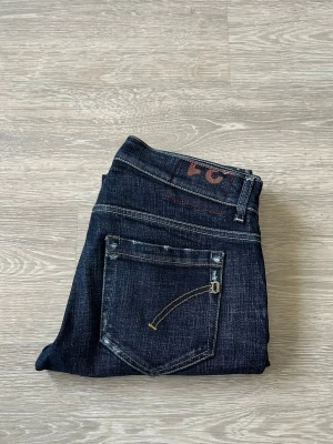 DonDup George jeans - DonDup George | Storlek: 31 | Färg: Mörkblå | Modell: George (slim) | Skick: 9/10, sjuka fades! | Nypris: 250€