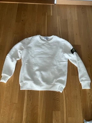 Vit bomulls sweatshirt från Stone Island - Har använts 3-4 gånger säljer då den matchar inte med min nuvarande styl, jätte skönt material och är unisex så passar för både tjejer och killar storleken är EU M (killstorlek) så om man har M som tjej som kommer det sitta lite oversized. Perfekt för våran och kyliga sommarkvällar. 