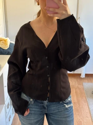 Svart figursydd blus  - Svart snygg figursydd blus med knappar  • från Nelly  • storlek XS • använd en gång • inga defekter • obs min spegel är smutsig så inga fläckar på blusen