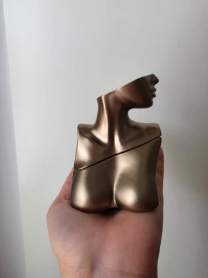 Billie eilish Eau de Parfum - Den är knappt använd och köptes för ca 845kr. Se sista bilden för noter